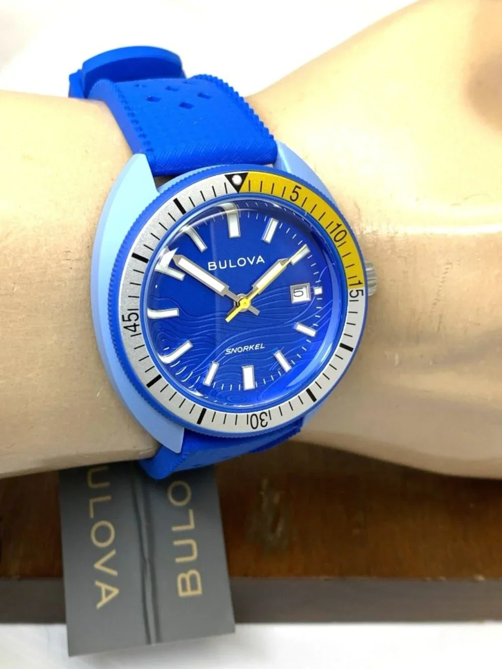 Bulova Men's Watch 98B445 Snorkel Blue Tang Fish Quartz Rubber Strap 41mm